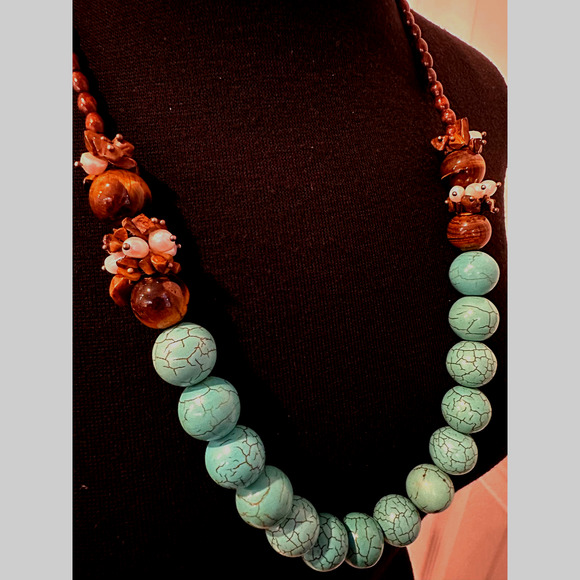 Stylish Faux Turquoise Chunky Beaded Necklace - Picture 4 of 5